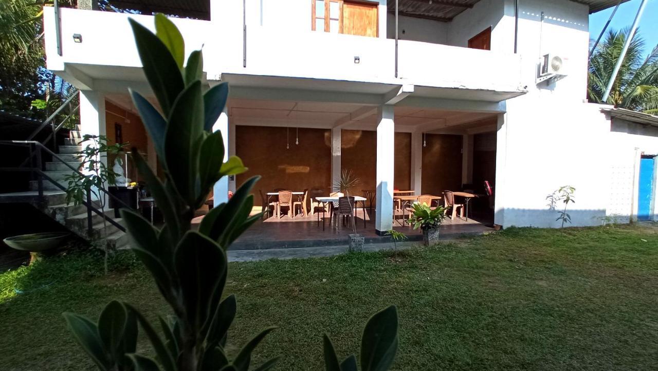 Hotel 4U Udawalawe Buitenkant foto