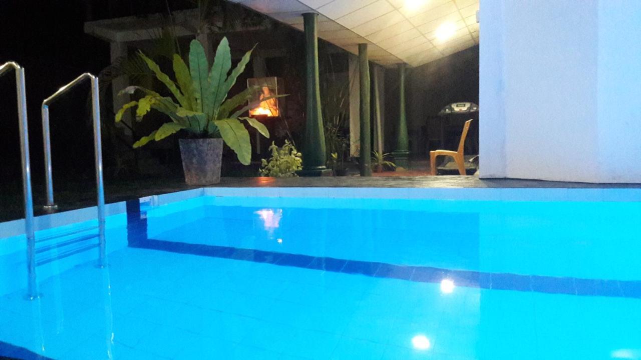 Hotel 4U Udawalawe Buitenkant foto
