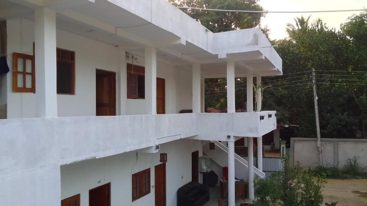 Hotel 4U Udawalawe Buitenkant foto
